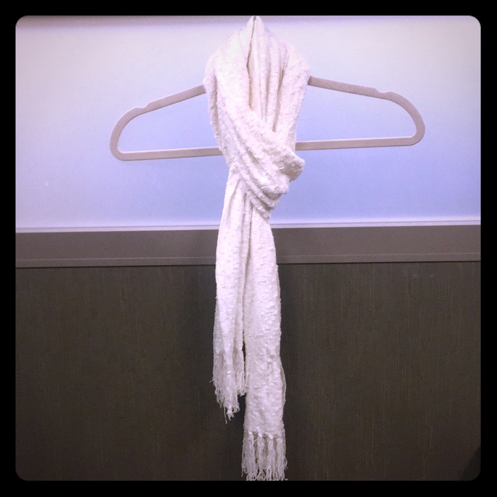 SALE ⬇️ Soft, white textured scarf